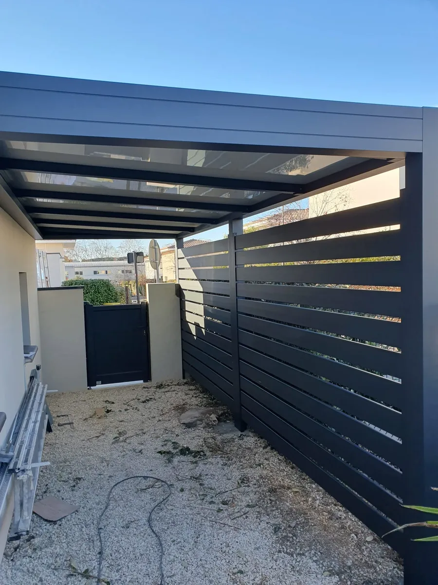 JACOU - Installation d'un carport aluminium anthracite avec paroi sur mesure