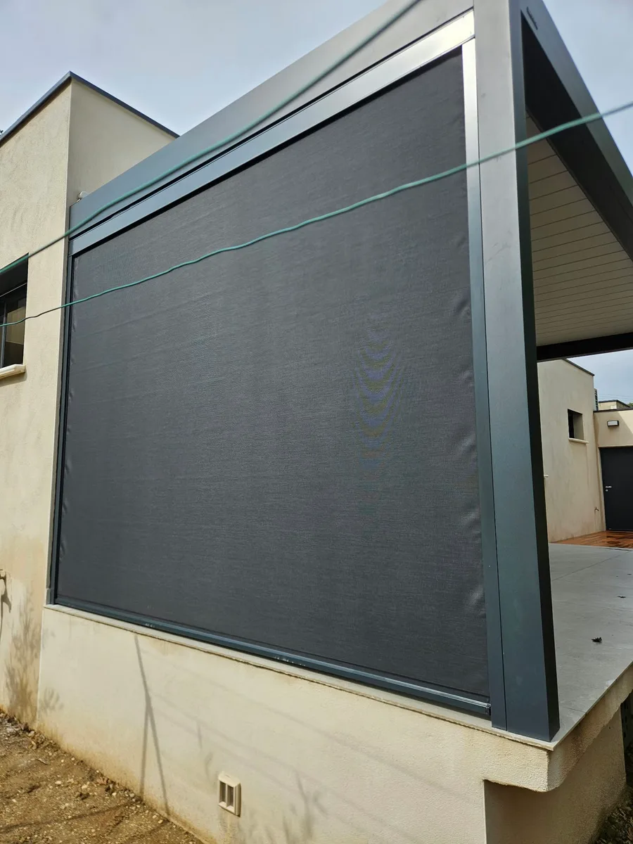 MONTIGNARGUES - Installation d'un screen ZIP sur pergola