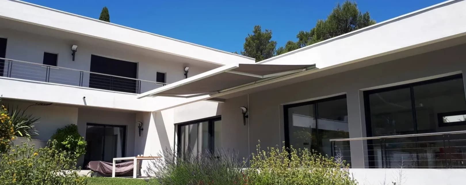 Pose d'un store banne B27 BRUSTOR à Nîmes