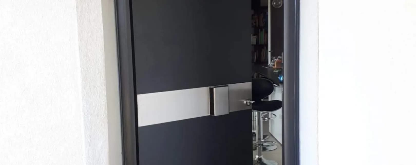 Pose d'une porte d'entrée aluminium Mixte à lames à Nîmes