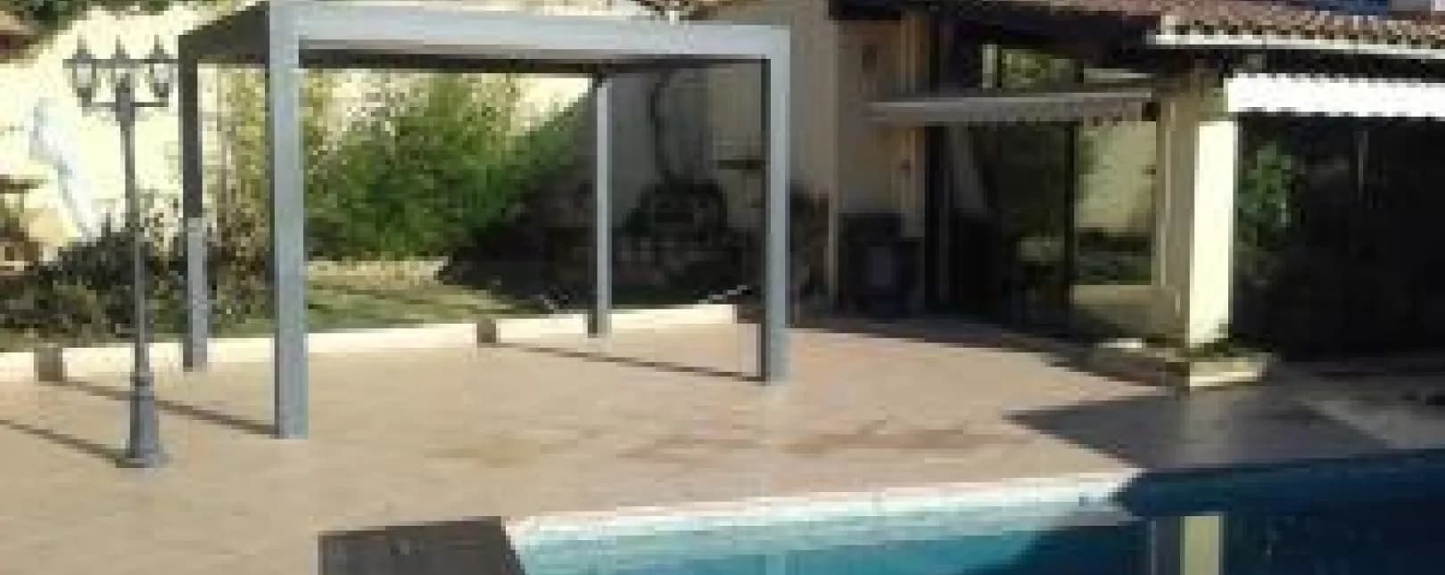 Salindres - 30340 - Pose d'une pergola bioclimatique