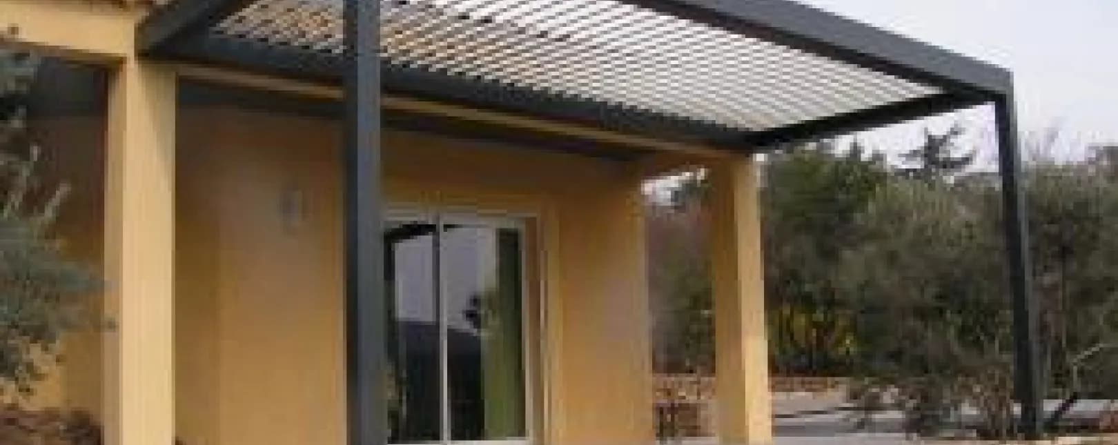 Pose d'une pergola bioclimatique à Uzès