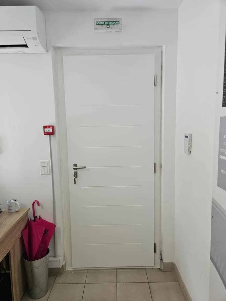 Méjannes-lès-Alès - Installation d'une porte d'entrée en acier monobloc modèle Alaska pour un bureau