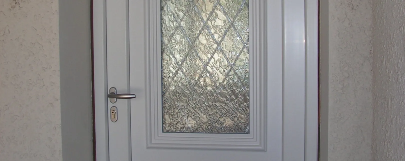 Pose d'une porte d'entrée PVC en rénovation à Saint-Chaptes