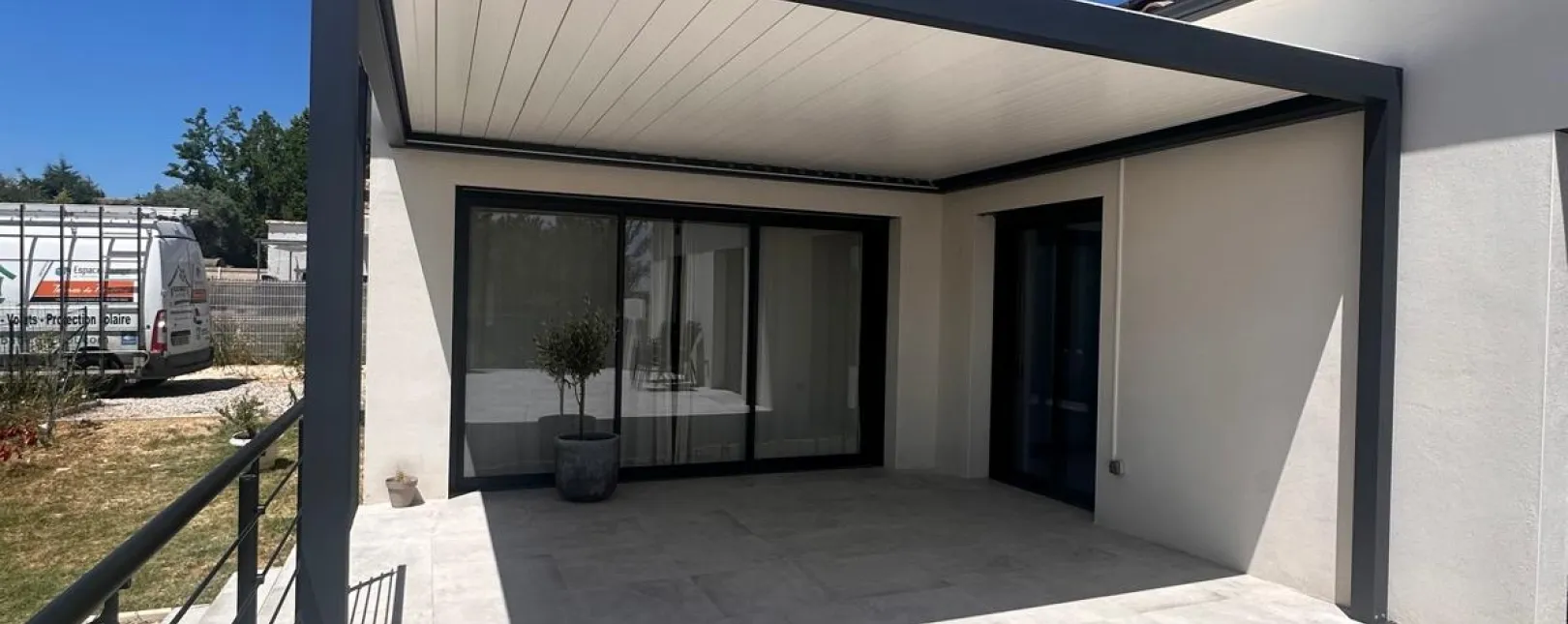 Installation d'une pergola bioclimatique à Saint-Dézéry : confort, design et protection solaire sur mesure