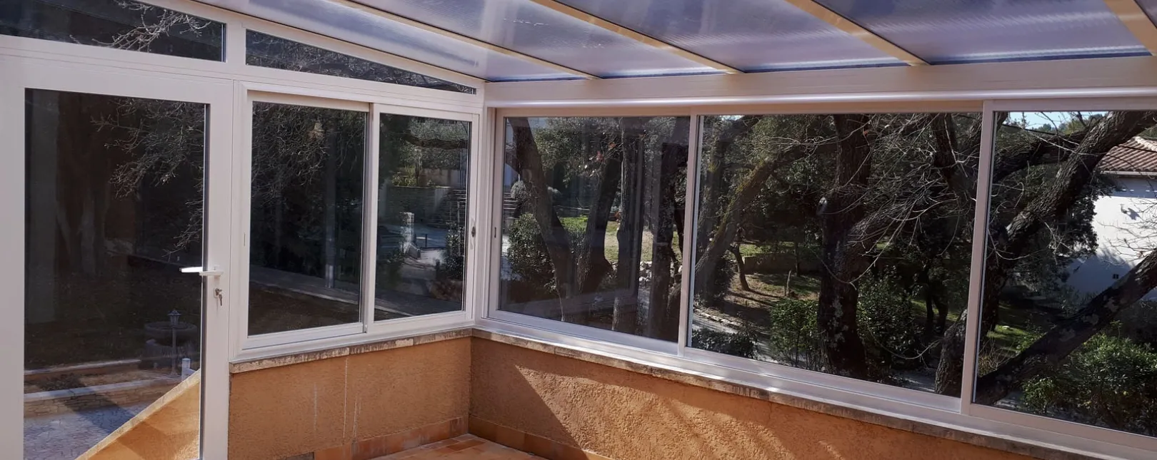 Réalisation d'une véranda avec toiture transparente à Nages-et-Solorgues
