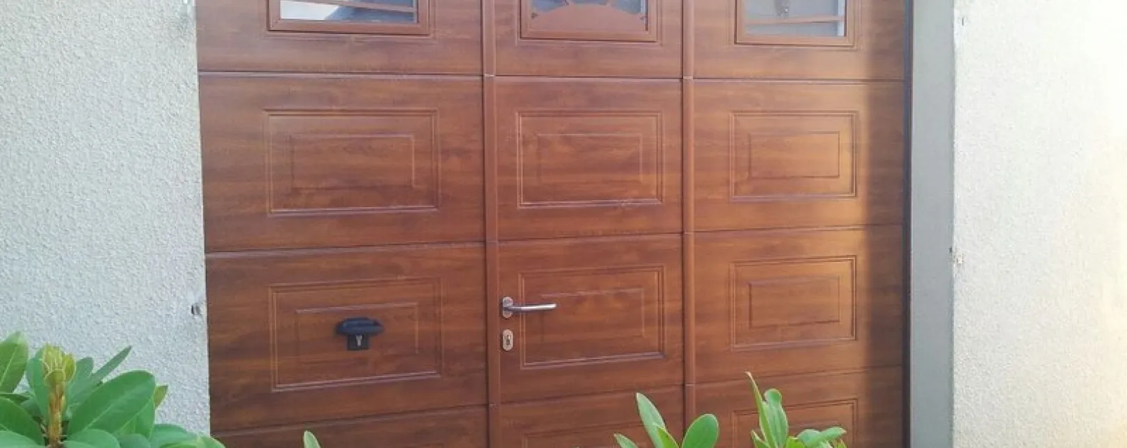 Quissac - 30260 - Pose d'une porte de garage sectionnelle sur mesure avec portillon et motorisée