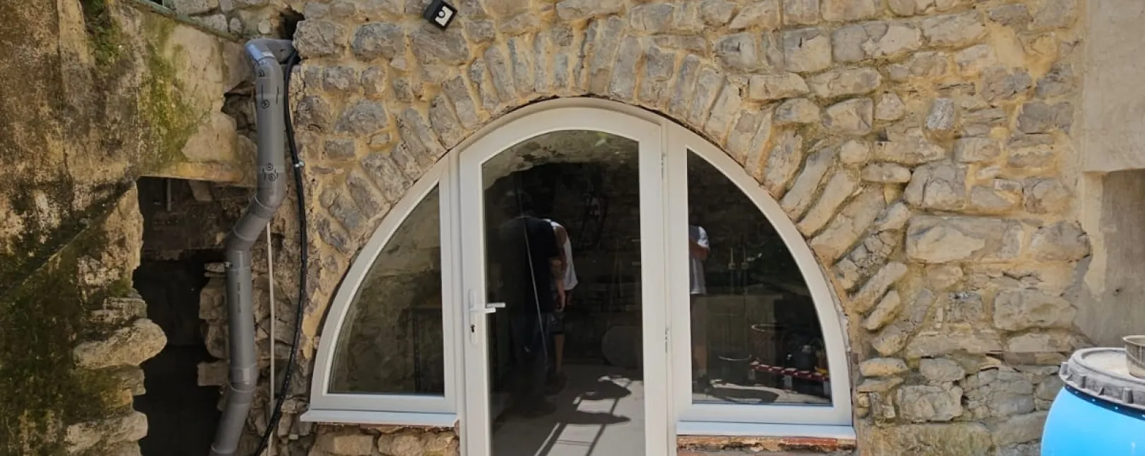 Installation de fenêtres et portes PVC sur-mesure au Camping Paradis à Boisset et Gaujac