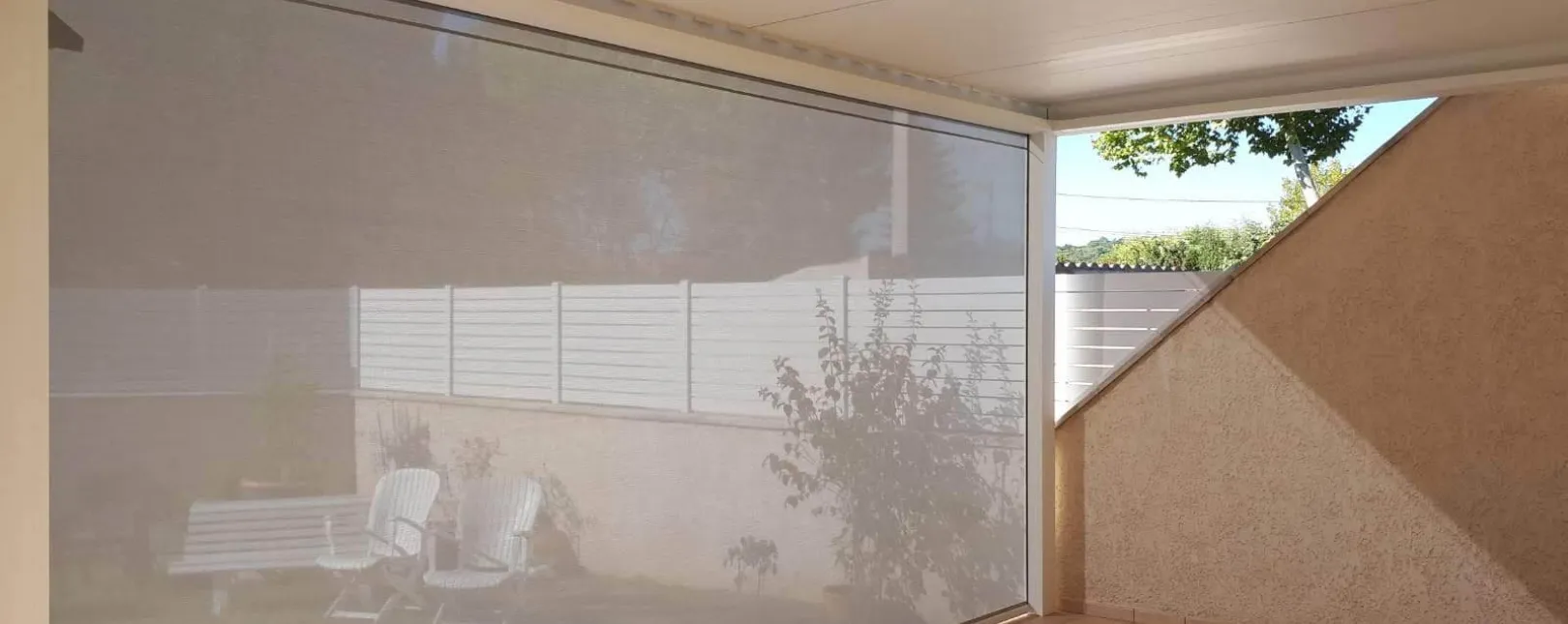 Pose d'une pergola bioclimatique 2 poteaux avec 1 screen à Saint-Géniès