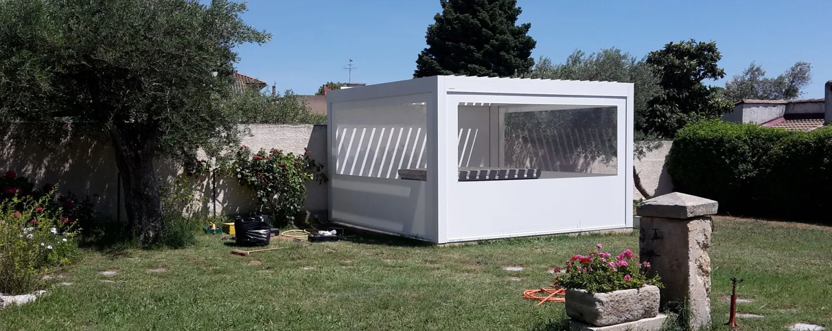 Pose d'une pergola bioclimatique BRUSTOR 4 poteaux en protection de jacuzzi à Beaucaire