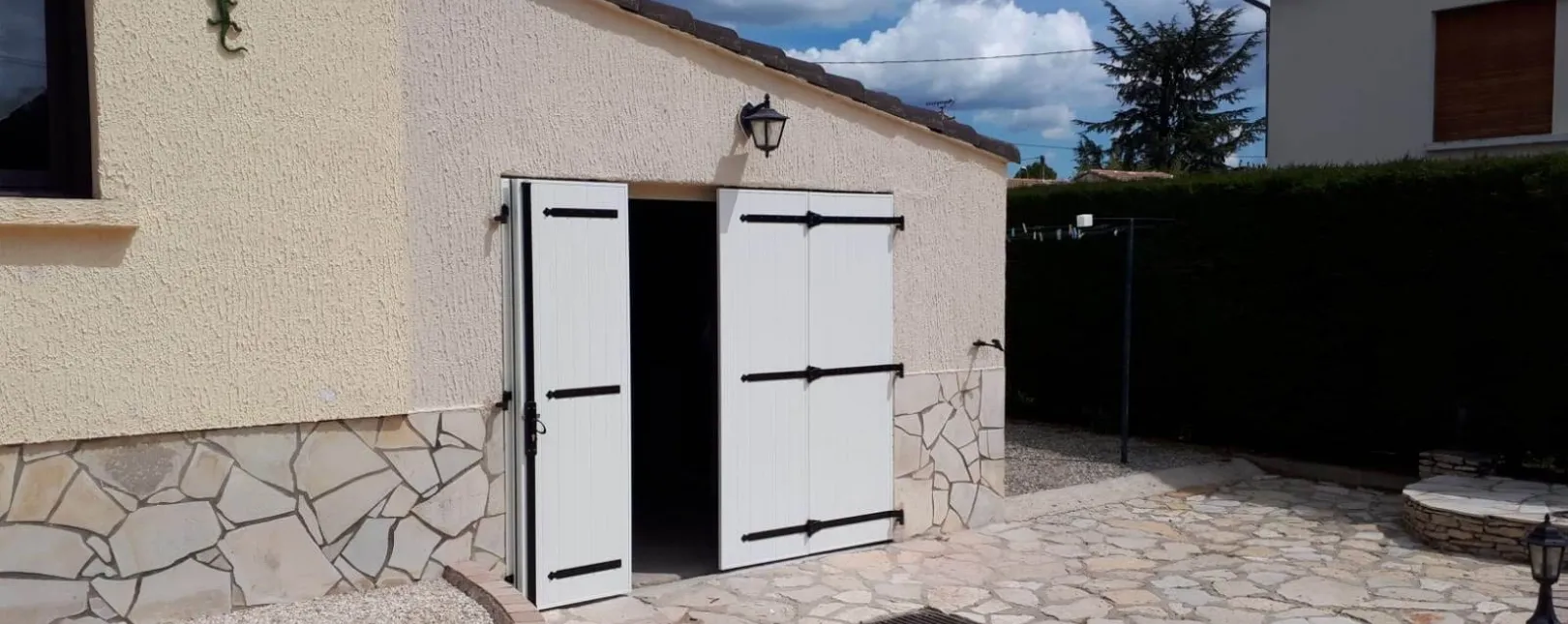 Pose d'une porte de garage aluminium 4 vantaux à Saint-Chaptes