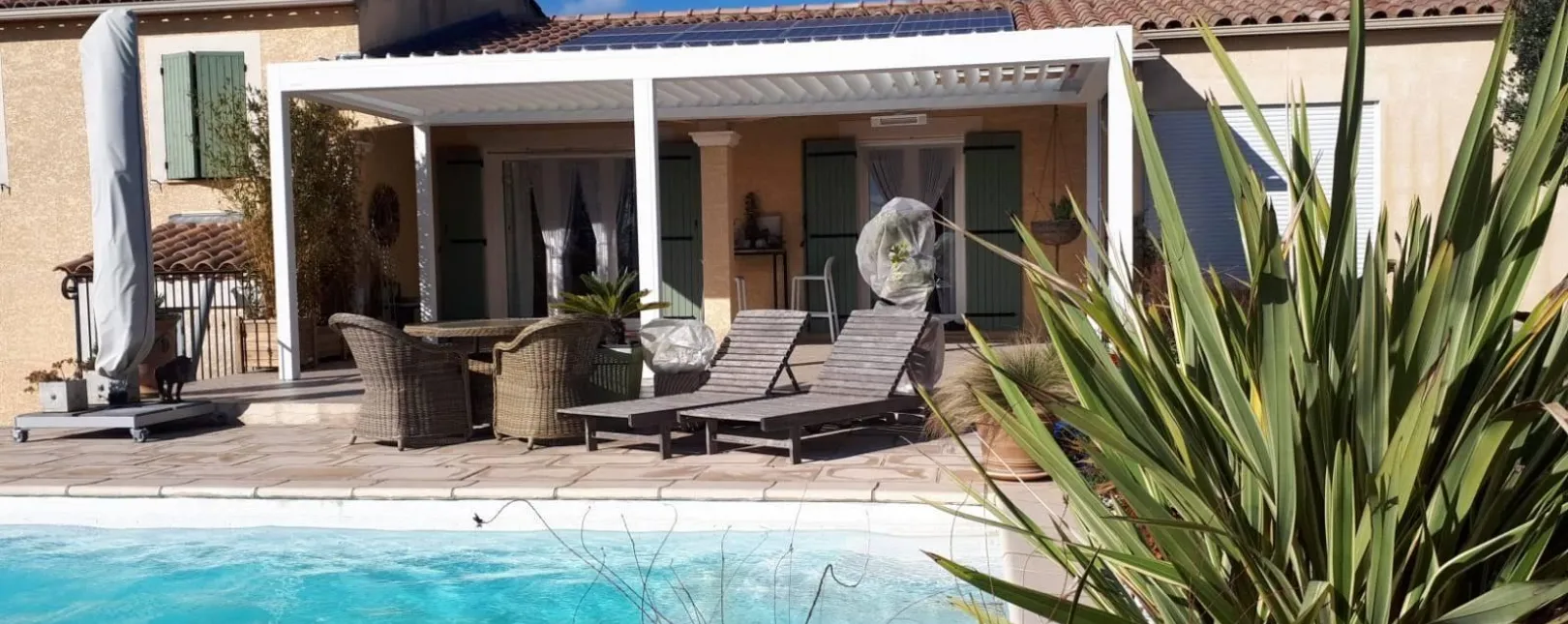 Pose d'une pergola bioclimatique 4 poteaux à Collorgues