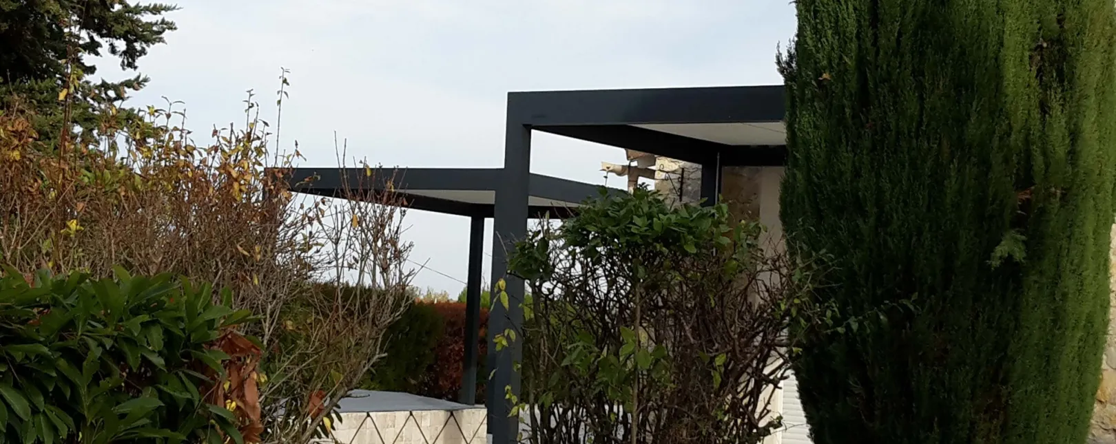 Pose d'une pergola bioclimatique manuelle BRUSTOR B150 à Dions