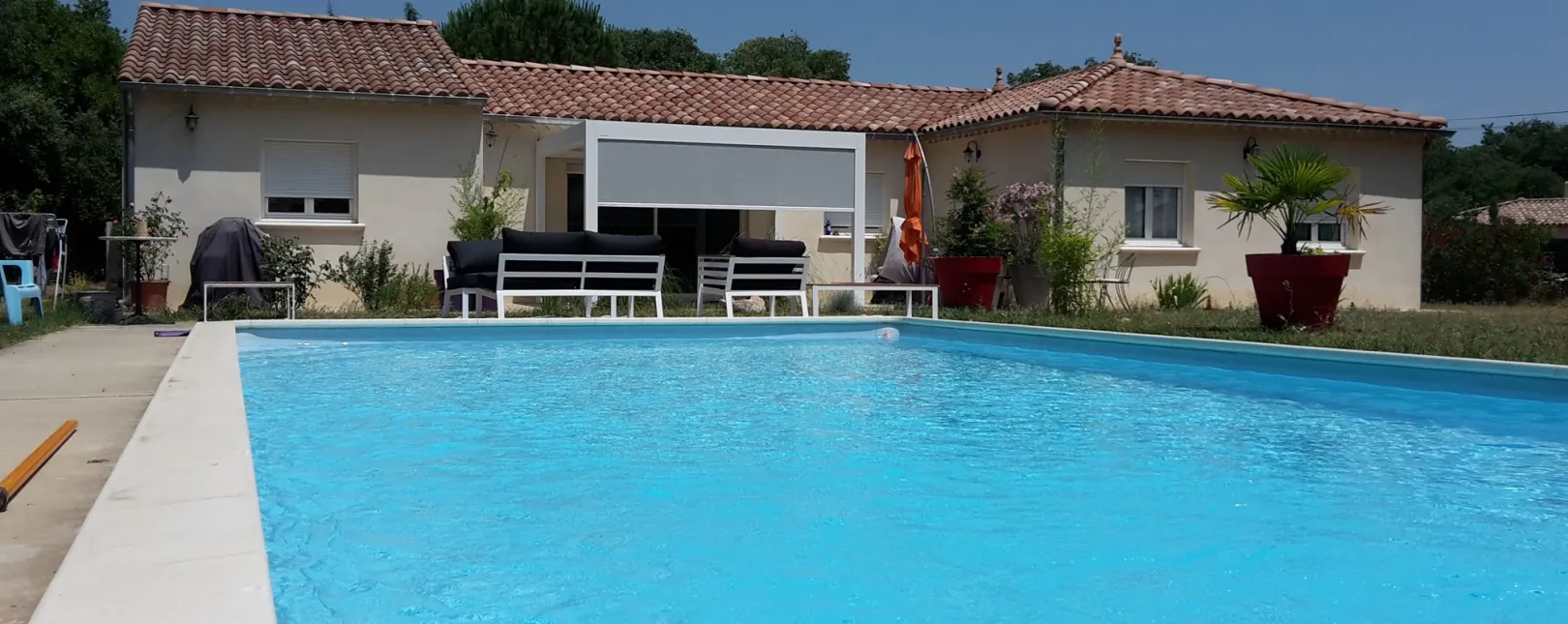 Pose d'une pergola bioclimatique BRUSTOR 4 poteaux à Montaren