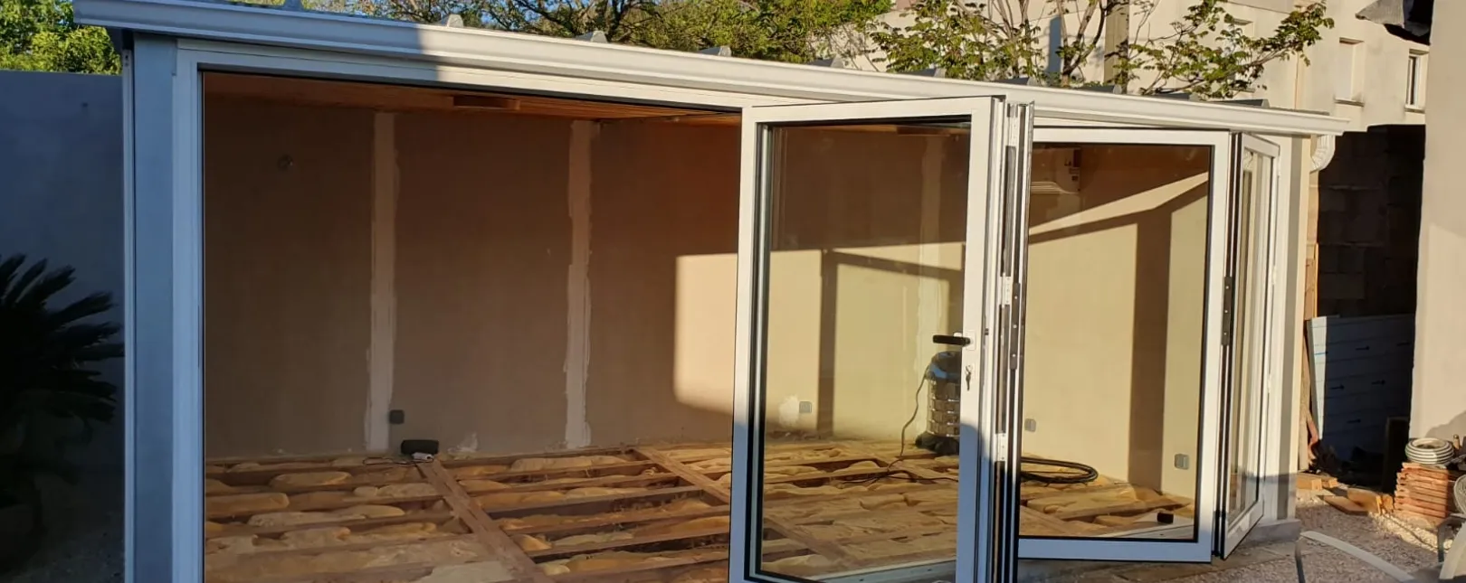 Fermeture de terrasse à Nîmes : installation d'une baie vitrée accordéon en aluminium blanc
