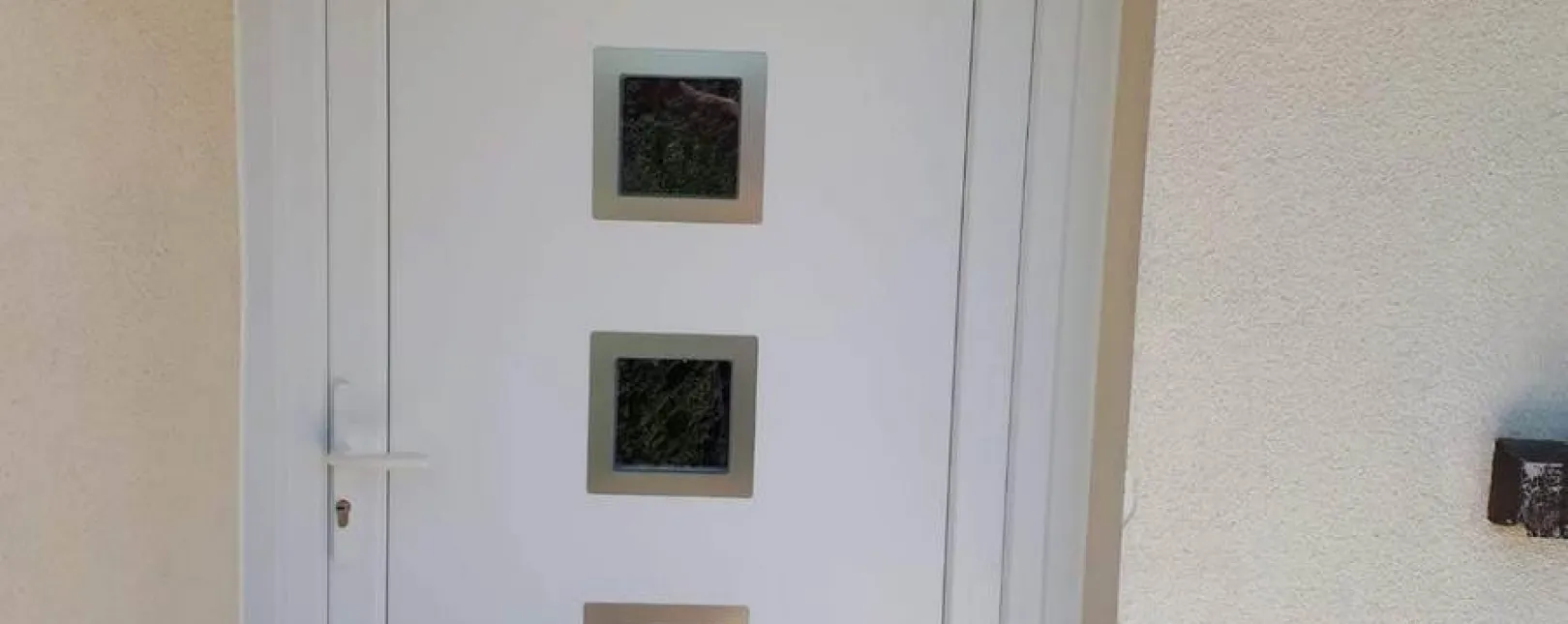 Pose d'une porte d'entrée PVC cintrée à Vézénobres