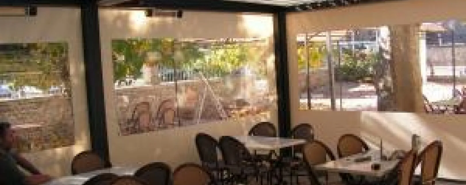 Équipement du bar-restaurant Le Saint Maurice d'une pergola bioclimatique B200 XL professionnelle