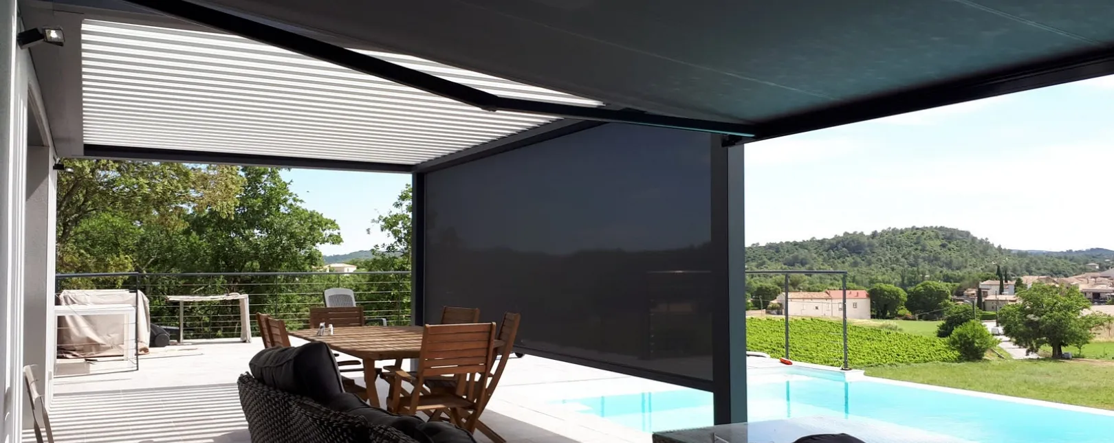 Pose d'une pergola bioclimatique 2 poteaux 1 screen à Domessargues