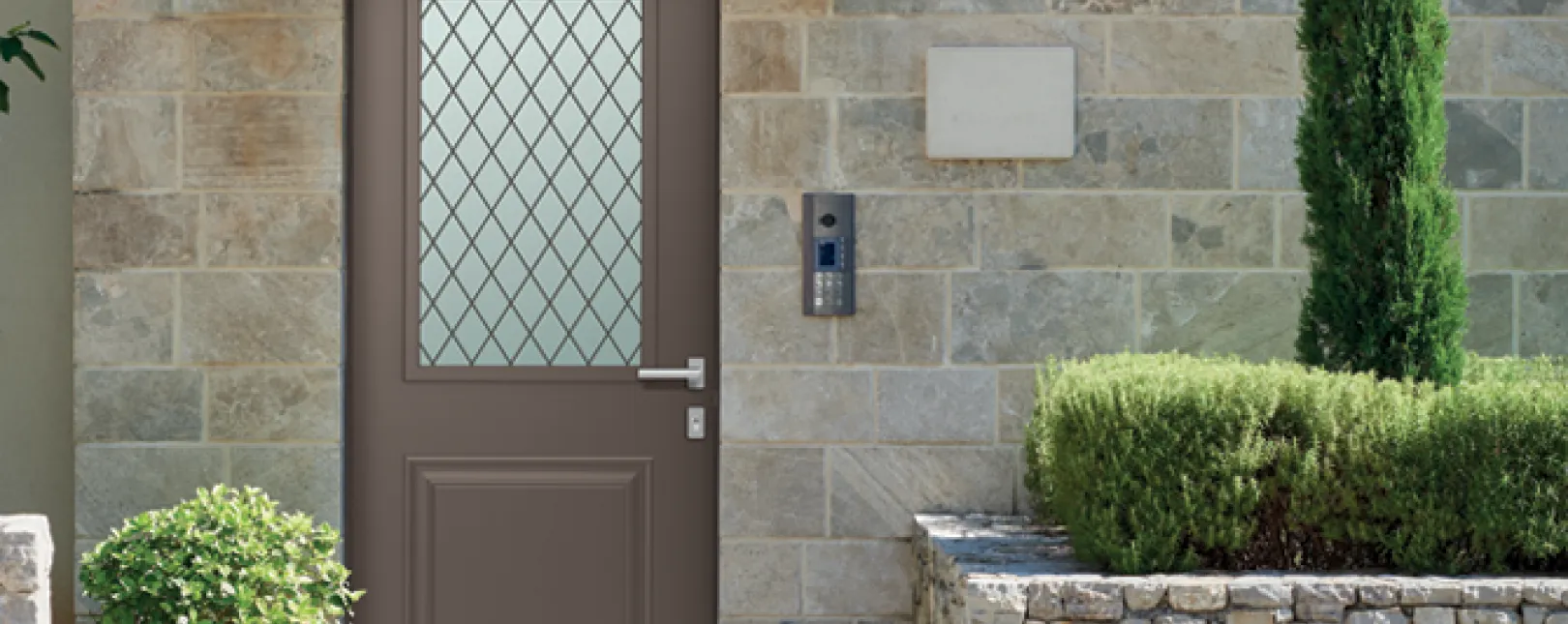 Pourquoi choisir une porte d'entrée en acier pour votre maison dans le Gard ?