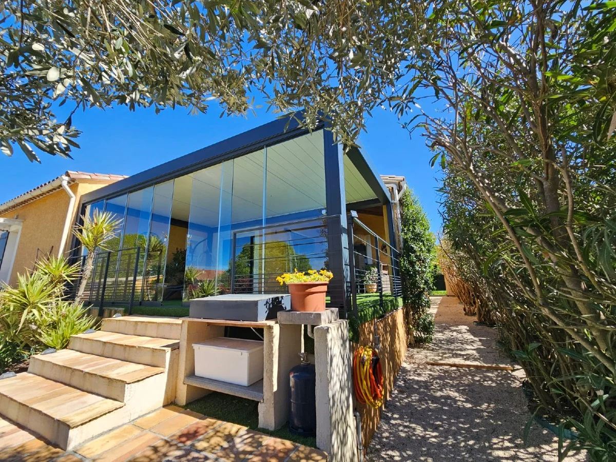 Pergola bioclimatique haut de gamme avec rideaux de verre et stores screen motorisés à Moulezan (30) - Photo 1