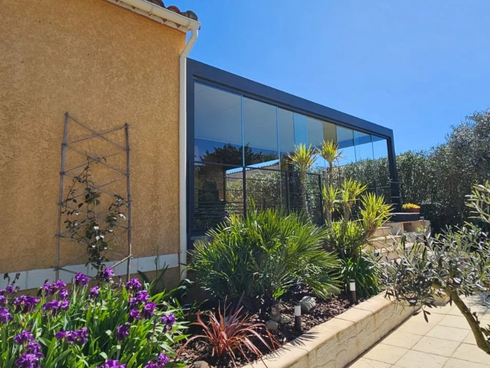 Pergola bioclimatique haut de gamme avec rideaux de verre et stores screen motorisés à Moulezan (30) - Photo 2