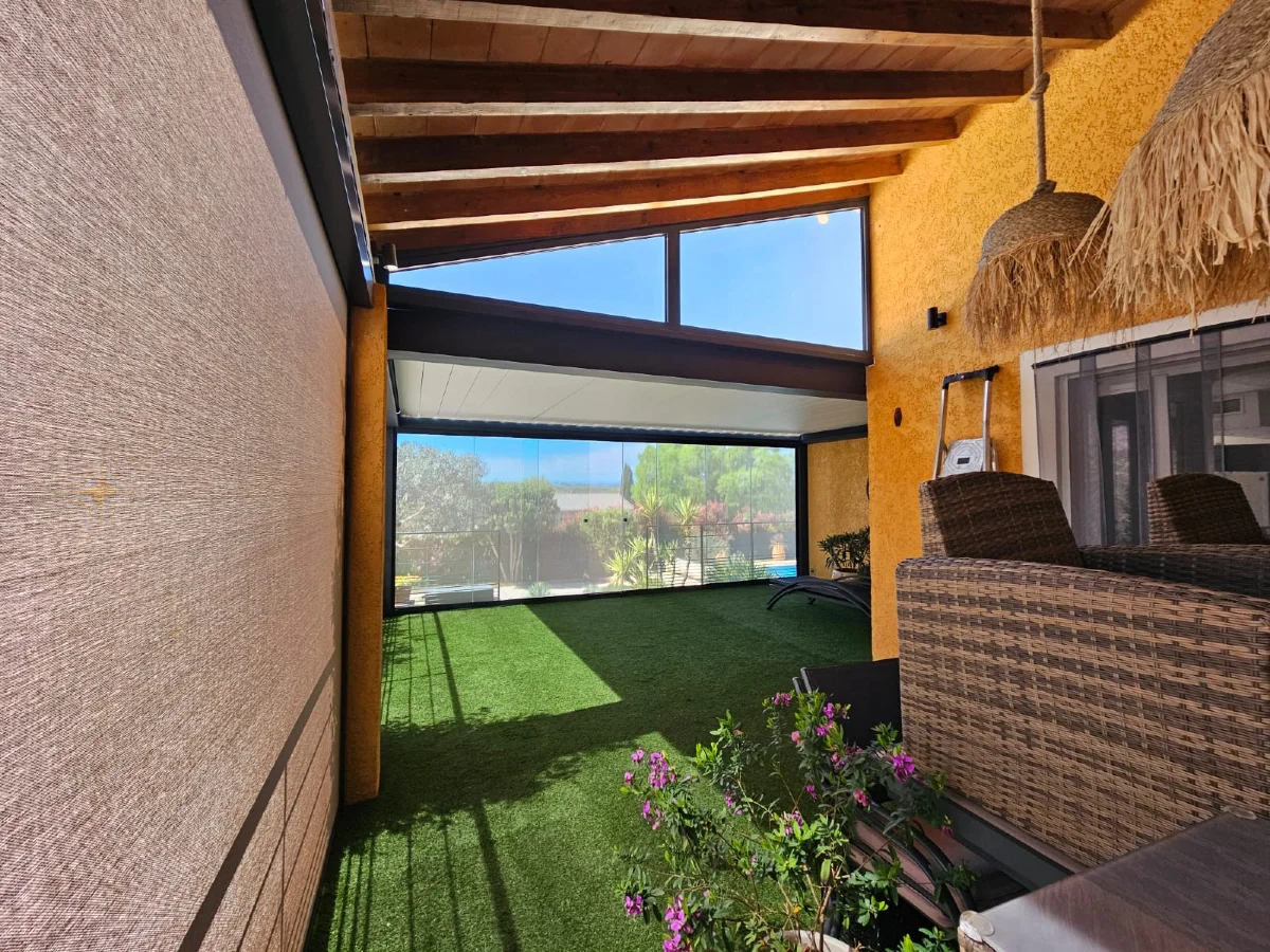 Pergola bioclimatique haut de gamme avec rideaux de verre et stores screen motorisés à Moulezan (30) - Photo 3