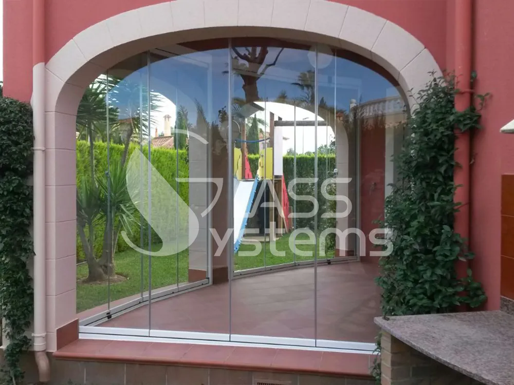 Comment transformer votre terrasse en espace de vie à l'année avec un rideau de verre ? - photo 1