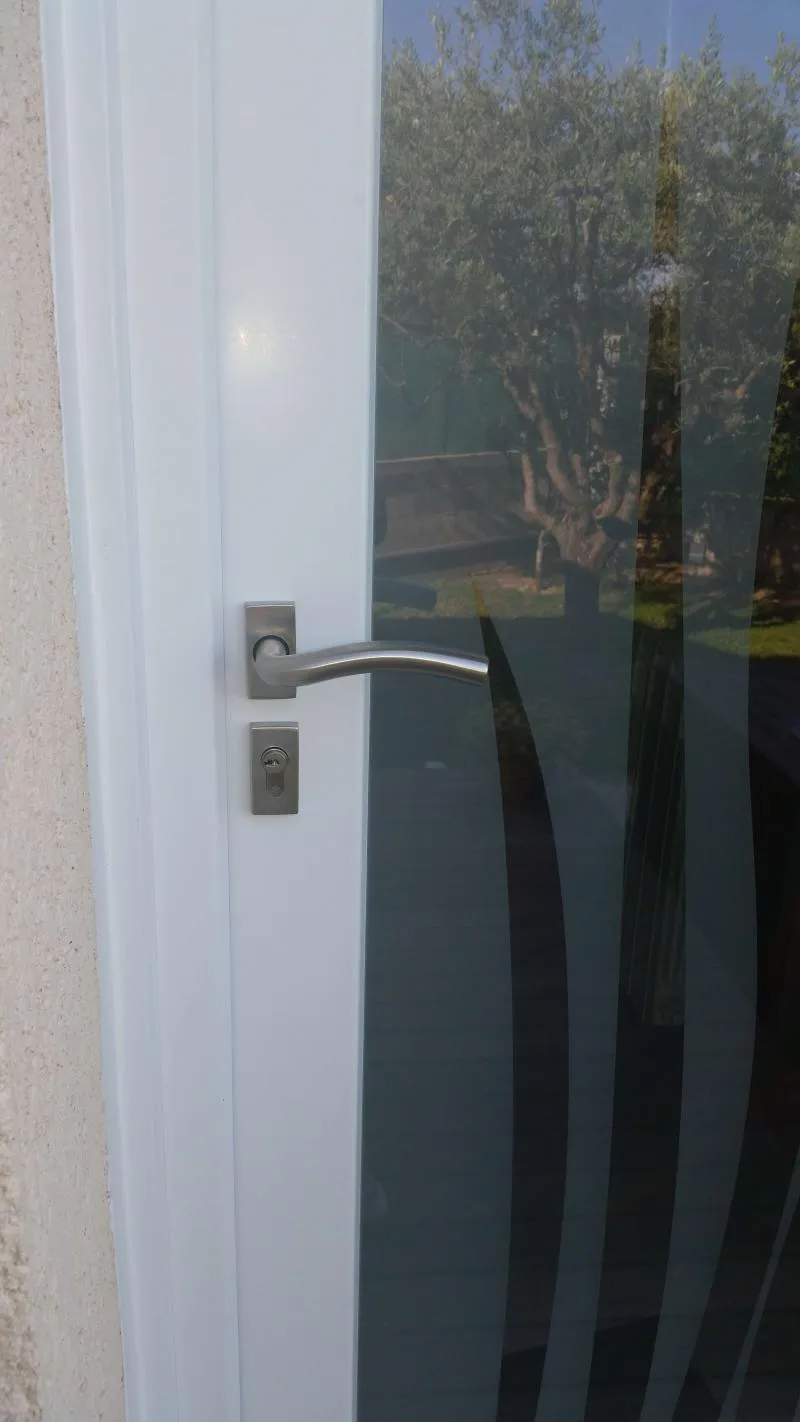 Nîmes - 30000 - Pose d'une porte d'entrée PVC vitrée sur mesure en rénovation - Photo 1