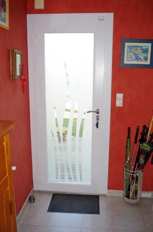 Nîmes - 30000 - Pose d'une porte d'entrée PVC vitrée sur mesure en rénovation - Photo 3