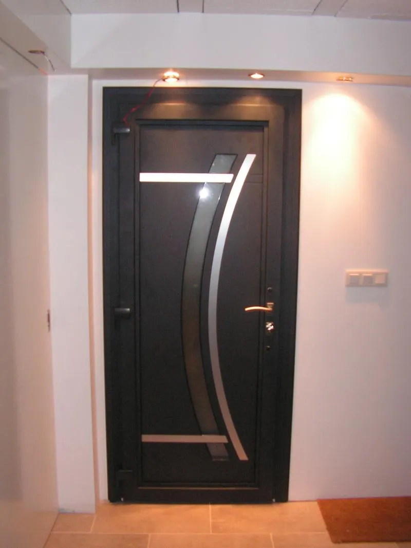 Uzès - 30700 - Pose d'une porte ALU sur mesure en rénovation - Photo 2