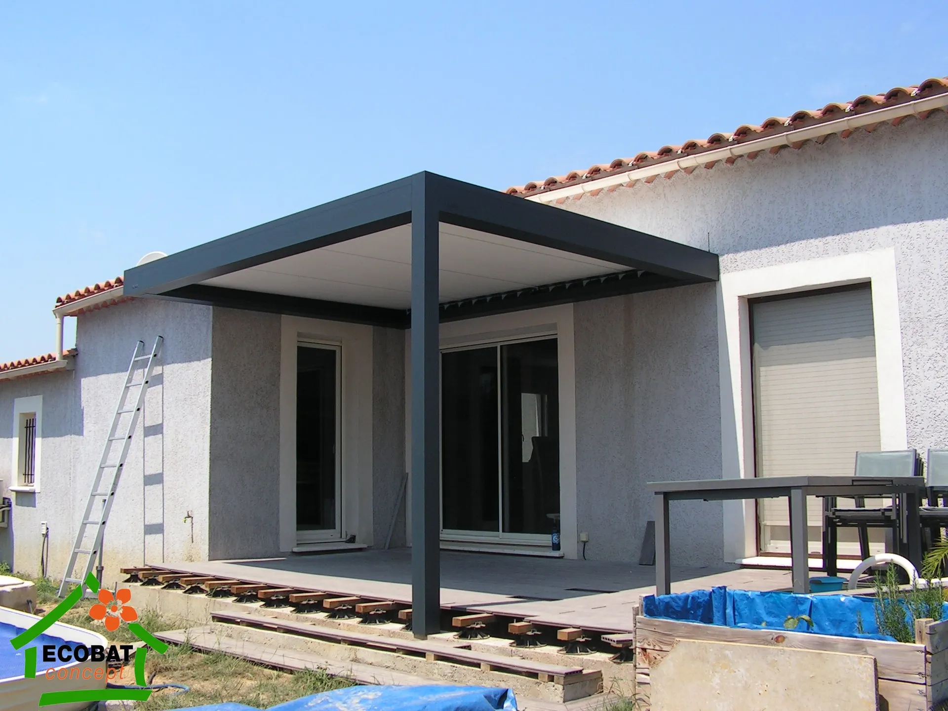 Pose d'une pergola bioclimatique BRUSTOR avec fixation murale et 1 poteau à Fons - Photo 6
