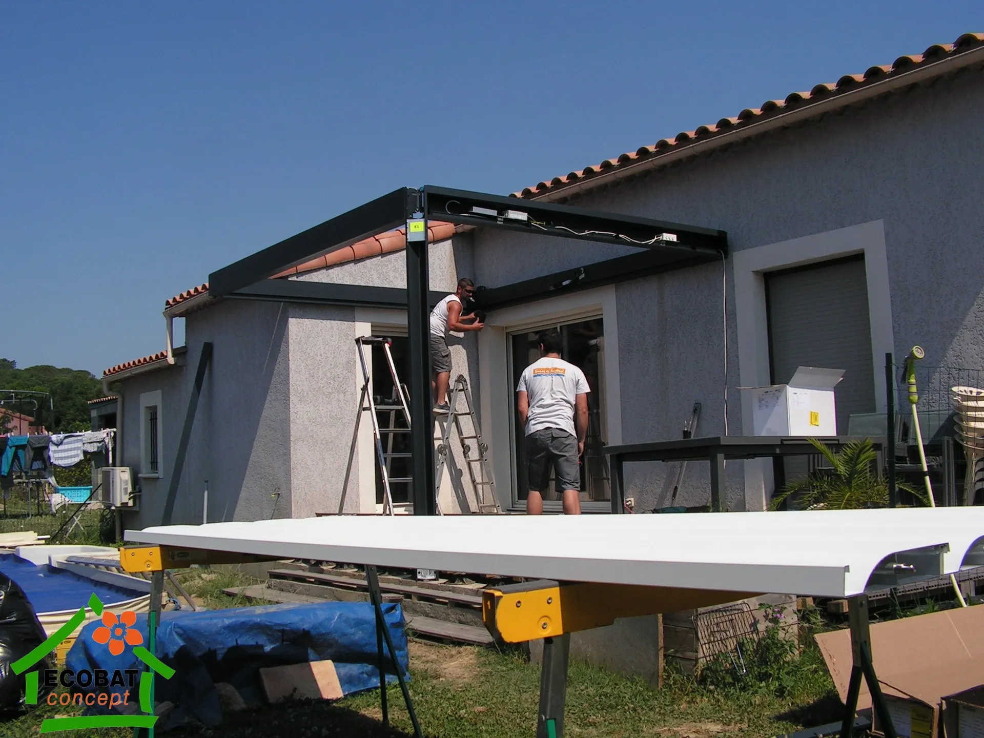 Pose d'une pergola bioclimatique BRUSTOR avec fixation murale et 1 poteau à Fons - Photo 2
