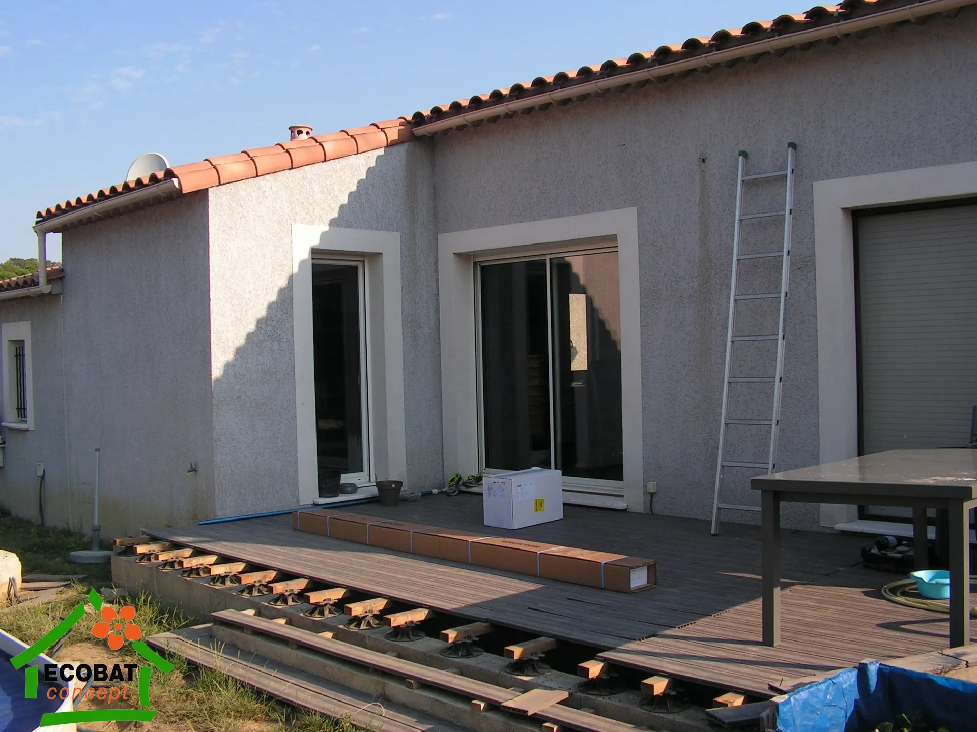 Pose d'une pergola bioclimatique BRUSTOR avec fixation murale et 1 poteau à Fons - Photo 1