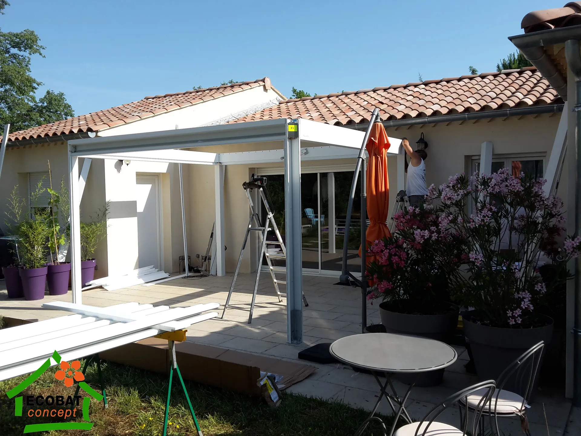 Pose d'une pergola bioclimatique BRUSTOR 4 poteaux à Montaren - Photo 2