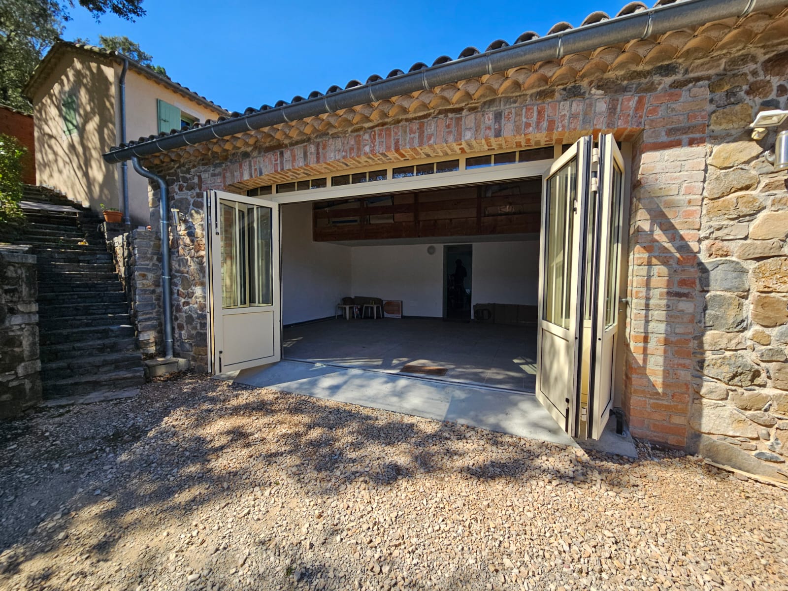 Anduze - Porte de garage battante Néo-Rétro Gypass en aluminium à rupture de pont thermique - Photo 10