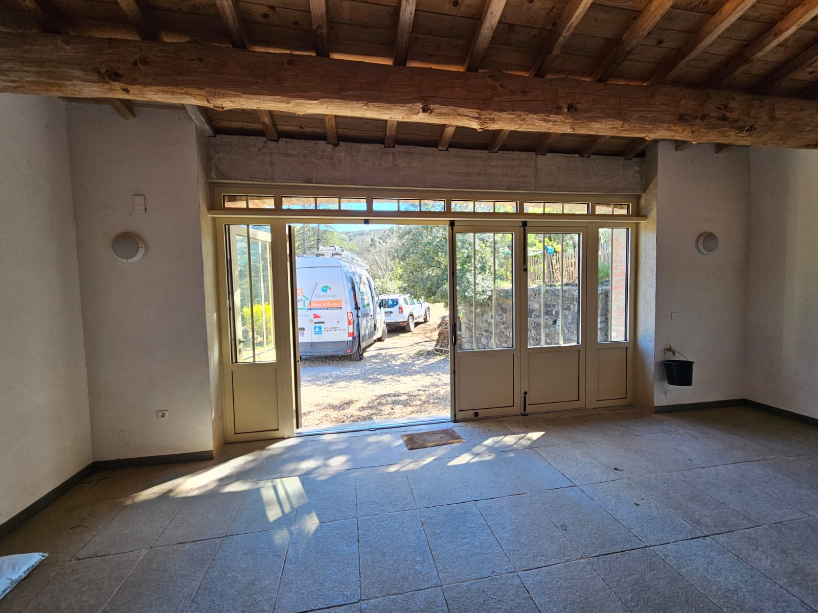 Anduze - Porte de garage battante Néo-Rétro Gypass en aluminium à rupture de pont thermique - Photo 13