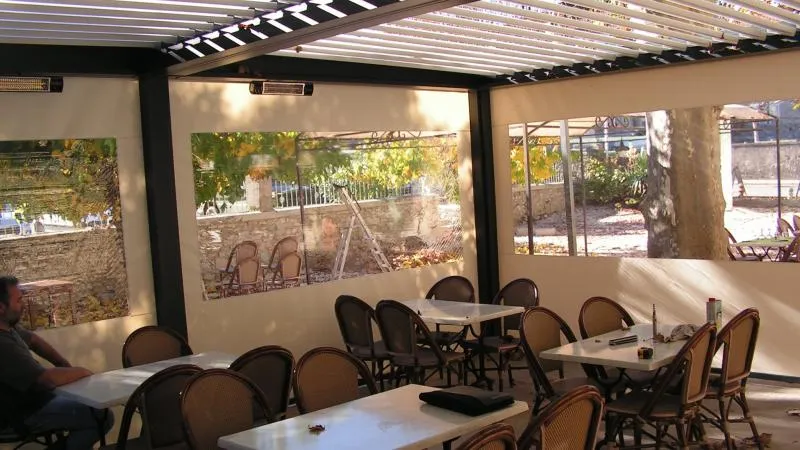 Équipement du bar-restaurant Le Saint Maurice d'une pergola bioclimatique B200 XL professionnelle - Photo 6