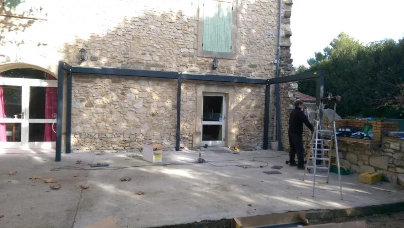 Équipement du bar-restaurant Le Saint Maurice d'une pergola bioclimatique B200 XL professionnelle - Photo 1