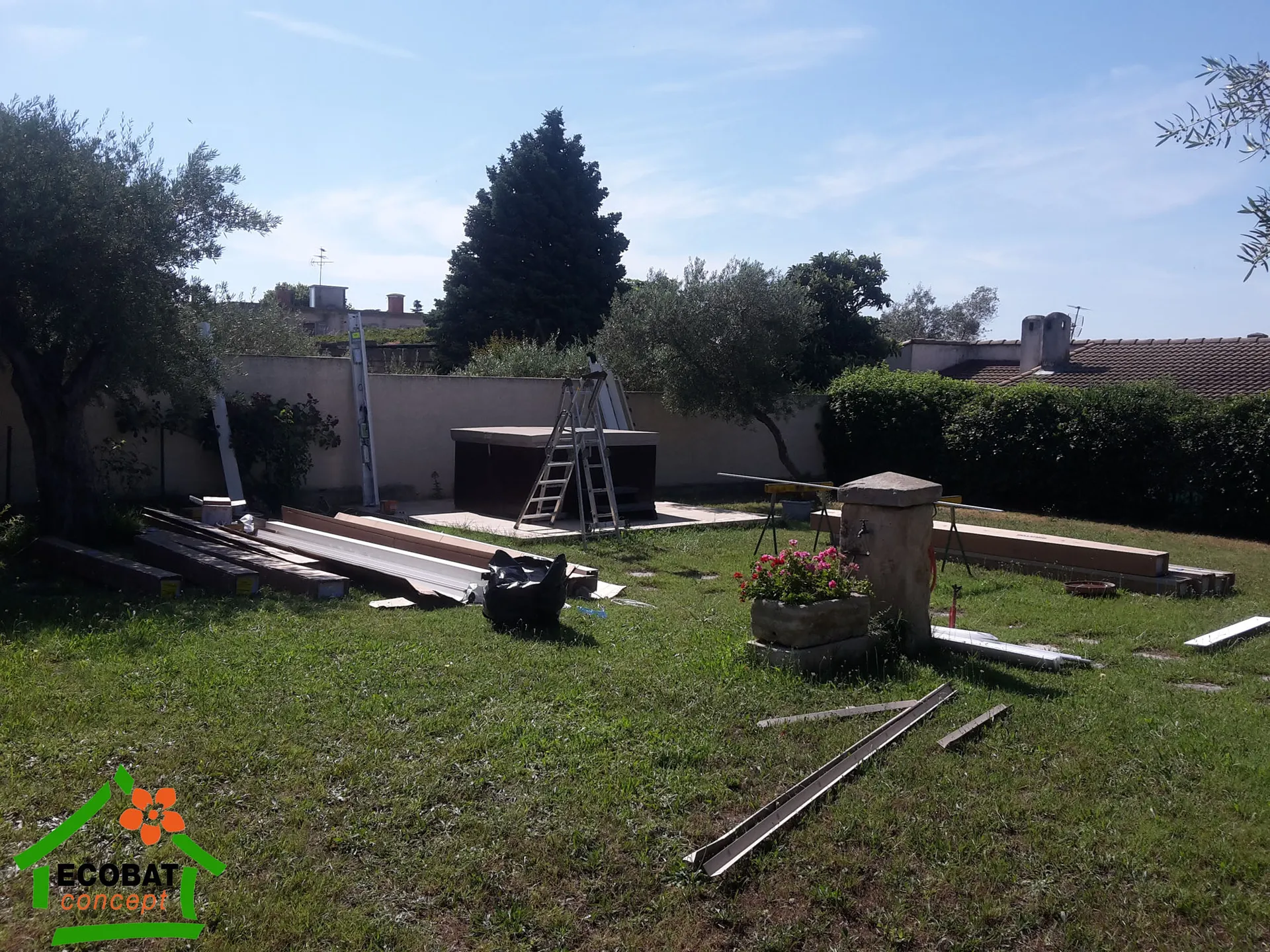 Pose d'une pergola bioclimatique BRUSTOR 4 poteaux en protection de jacuzzi à Beaucaire - Photo 2