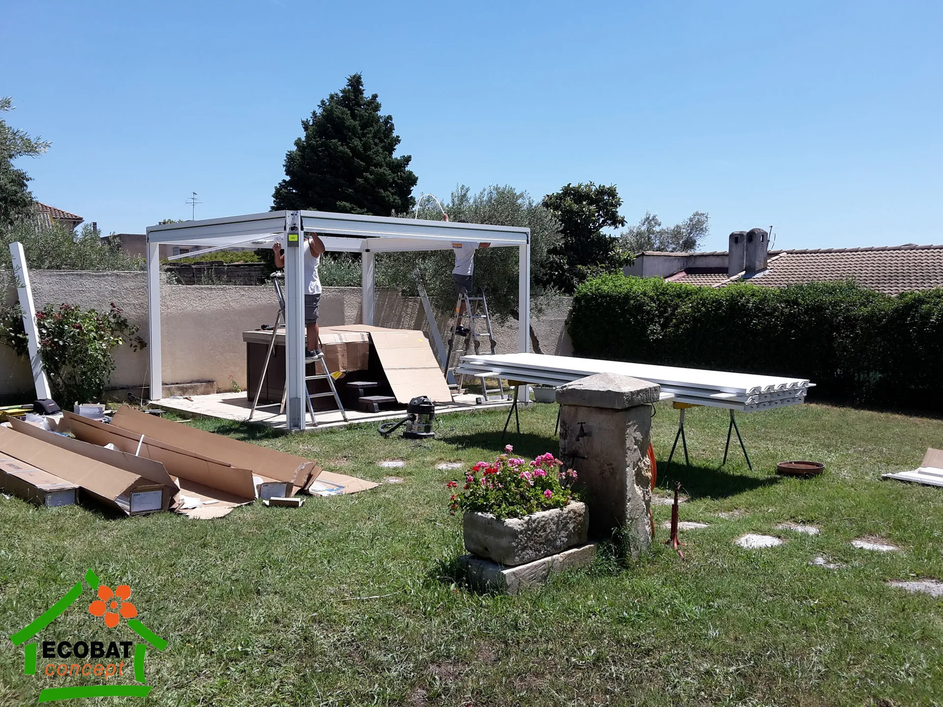 Pose d'une pergola bioclimatique BRUSTOR 4 poteaux en protection de jacuzzi à Beaucaire - Photo 1