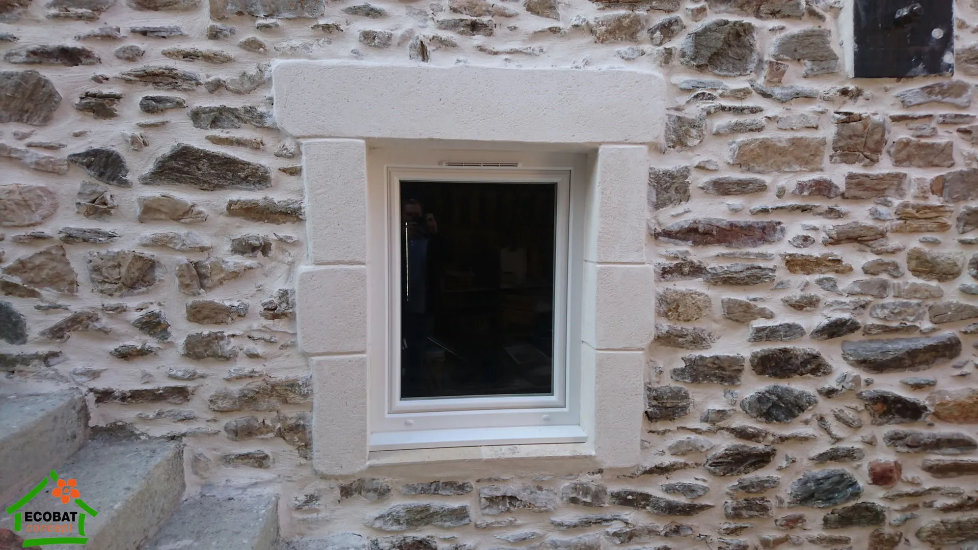 Pose de portes d'entrée et menuiseries PVC dans l'ancien à Branoux - Photo 1