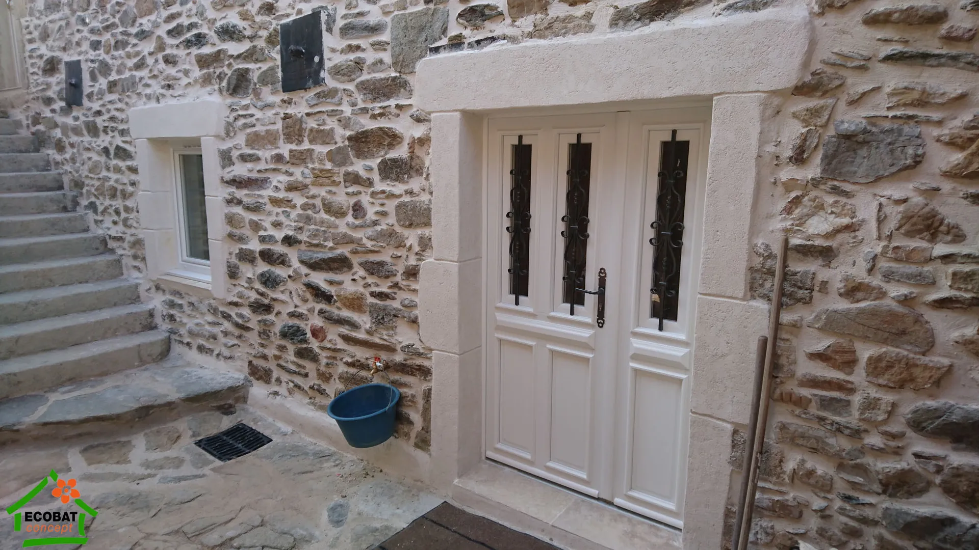 Pose de portes d'entrée et menuiseries PVC dans l'ancien à Branoux - Photo 2