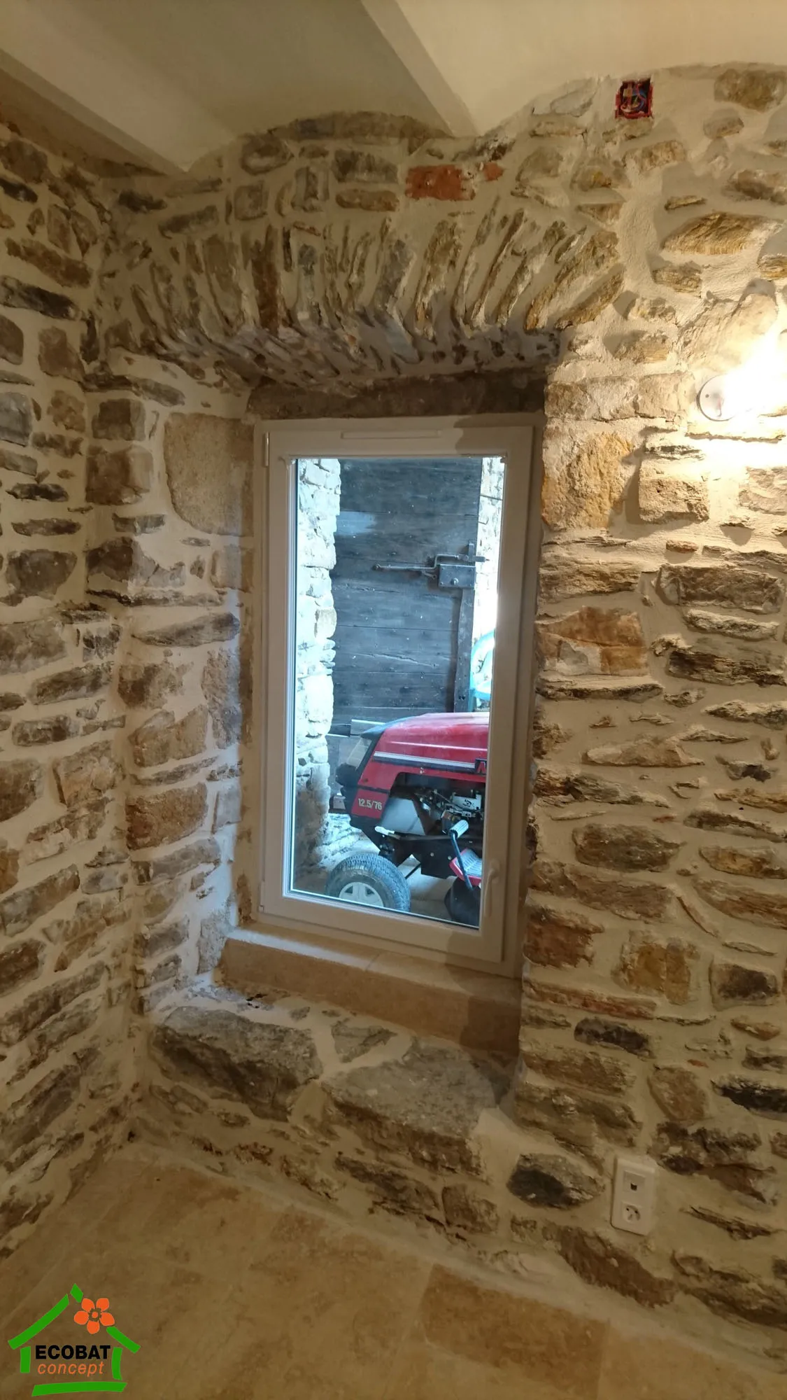 Pose de portes d'entrée et menuiseries PVC dans l'ancien à Branoux - Photo 5