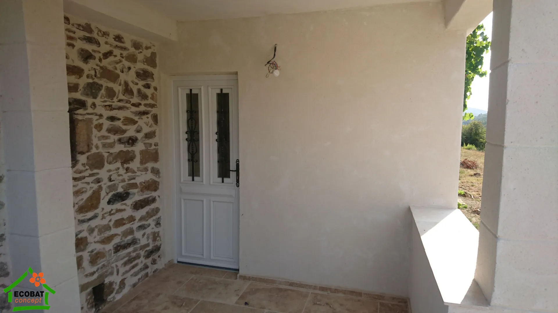 Pose de portes d'entrée et menuiseries PVC dans l'ancien à Branoux - Photo 11