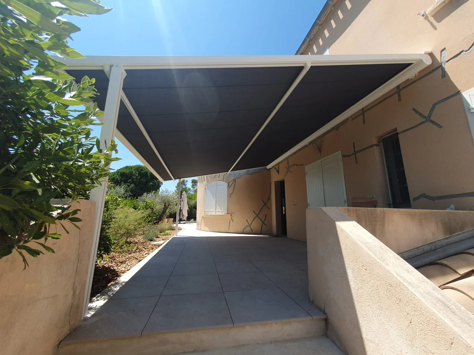 CLAPIERS - Installation d'une pergola à toile rétractable Brustor