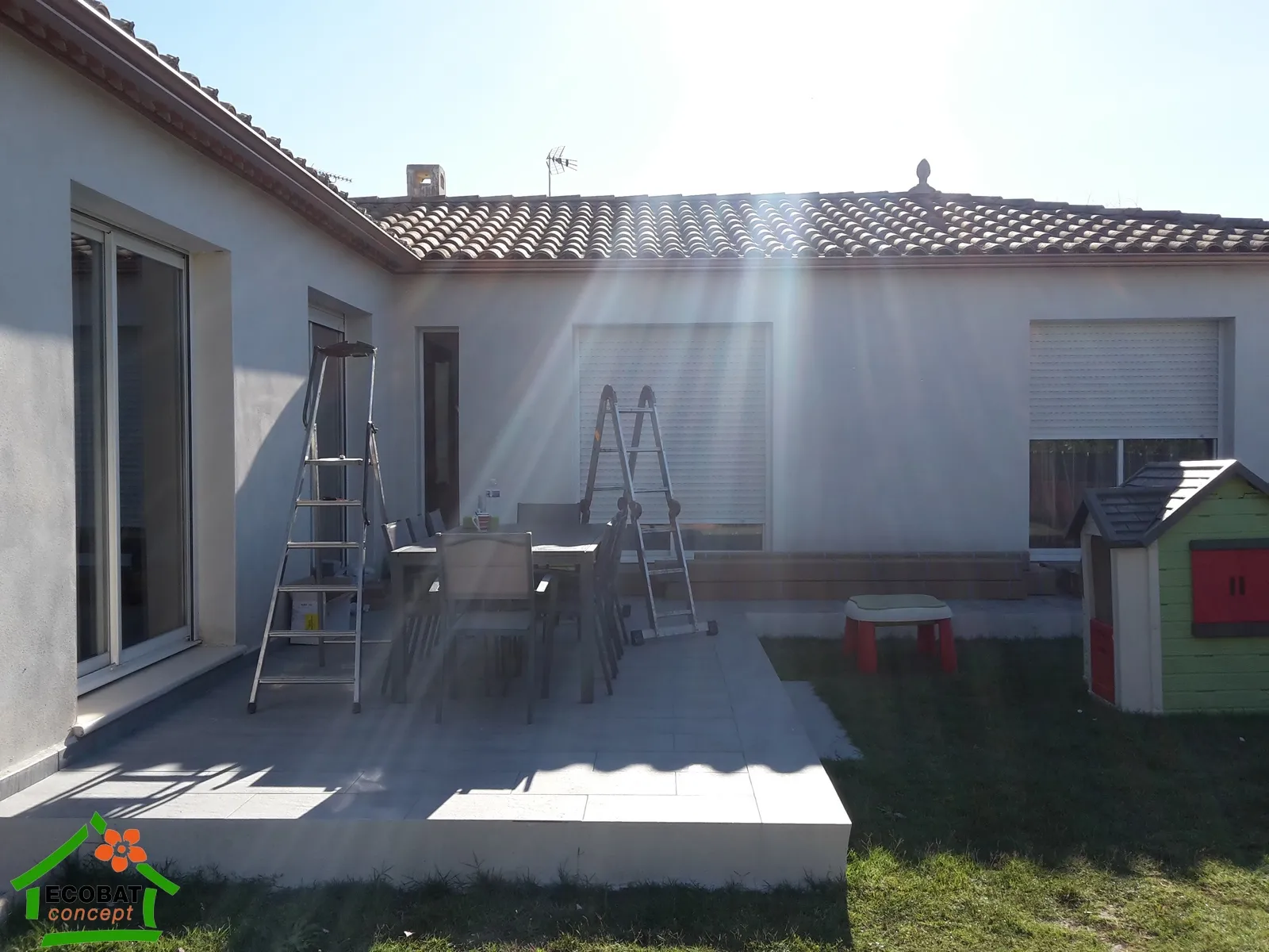 Pose d'une pergola bioclimatique BRUSTOR B200 en fixation murale à Clarensac - Photo 1