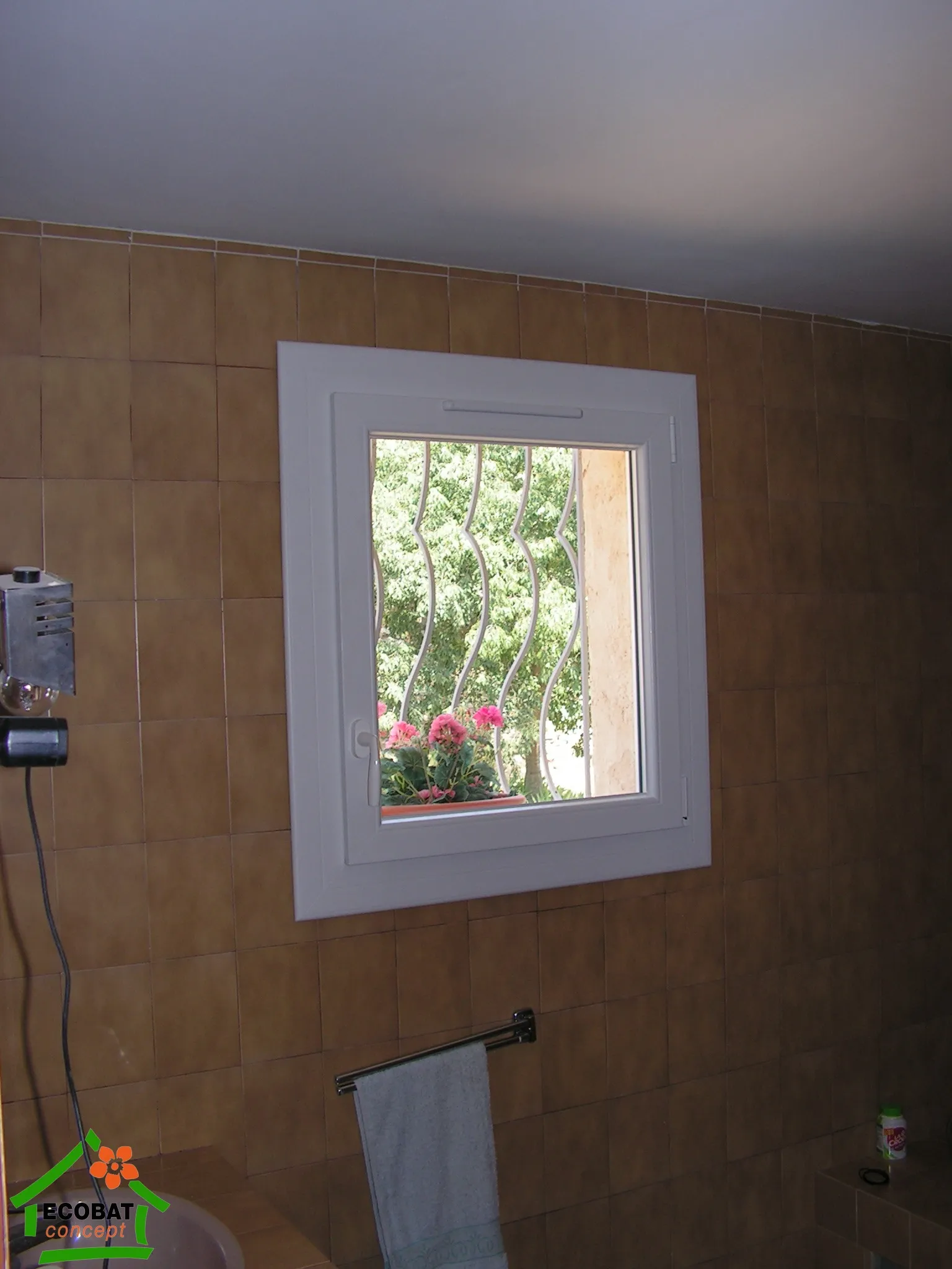Pose de menuiseries PVC en rénovation sur mesure à Euzet - Photo 12