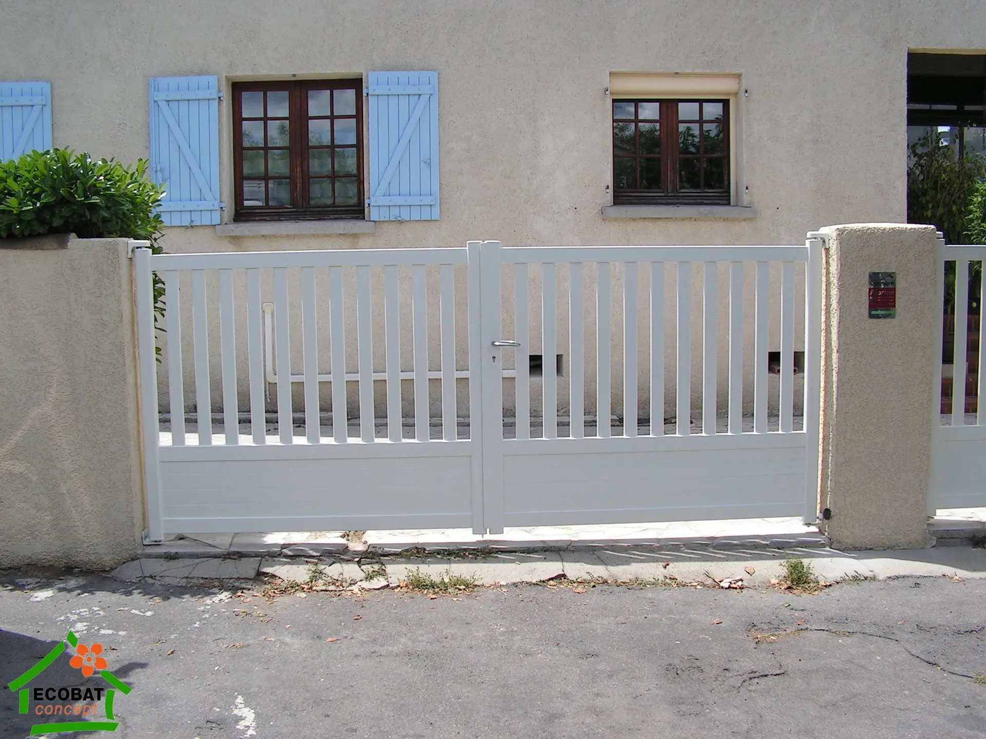 Pose d'un portail et de deux portillons aluminium à La Calmette - Photo 5