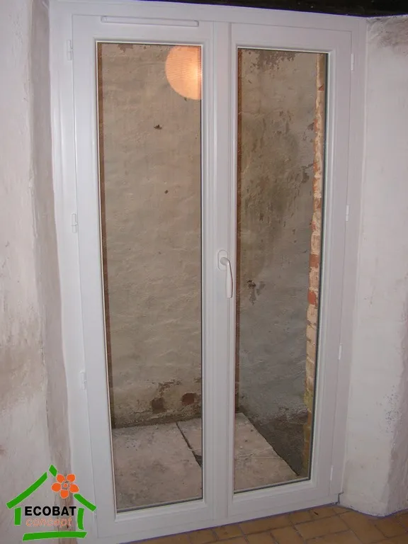 Pose de fenêtres bois double vitrage sur mesure à Lézan - Photo 12