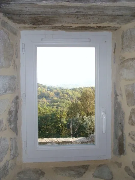 Pose de menuiseries PVC sur mesure en rénovation à Nîmes - Photo 1